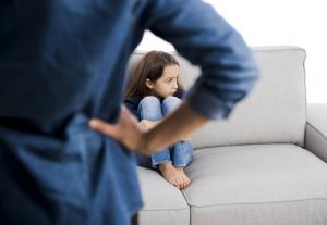 Perché un bambino è sdraiato ai genitori: 5 buoni motivi