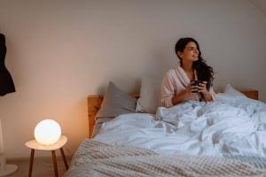 Perché non dovresti dormire in pigiama caldo anche nella stagione fredda: i 5 motivi principali