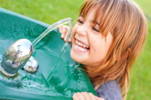 Come scegliere l'acqua per bambini sicura