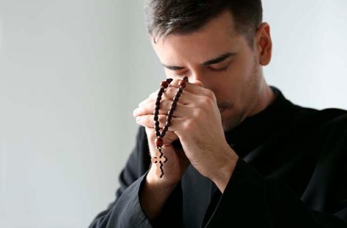 Solo la fede pura e potente preghiera può sconfiggere il male (fonte foto: shutterstock.com)