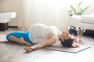 Come alleviare la tensione della zona lombare durante la gravidanza: 5 esercizi