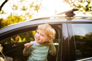 Perché non è possibile lasciare i bambini da soli all'interno dell'auto in estate