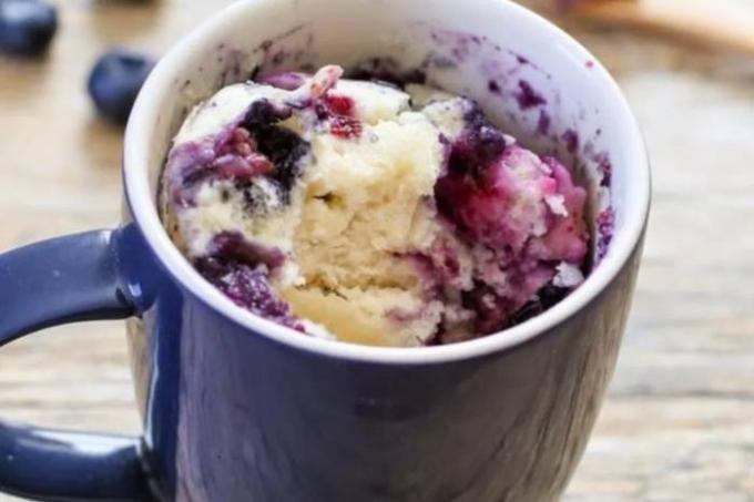 Berry cupcake in a mug ricetta passo dopo passo: come cucinare in 5 minuti