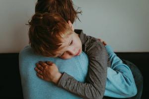 10 segni che il bambino ha bisogno di mostrare uno psicologo: un promemoria per i genitori
