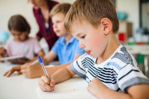 Come correggere la cattiva scrittura a mano in un bambino: consigli per i genitori