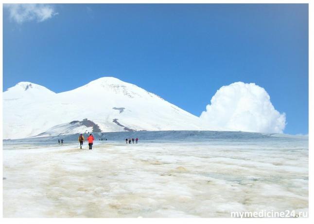 Cloud e le due cime del Monte Elbrus