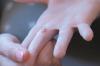 Il dito porta bambino pizzicato: cosa fare e come aiutare il vostro bambino