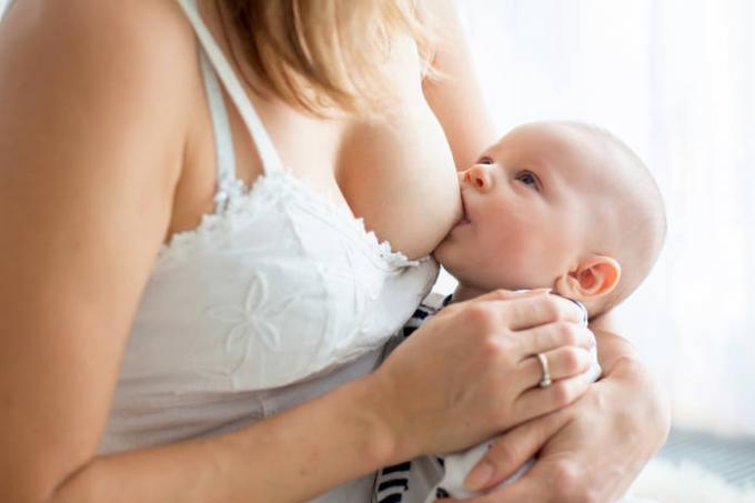 Perdite latte delle madri che allattano al seno: 5 soluzioni al problema