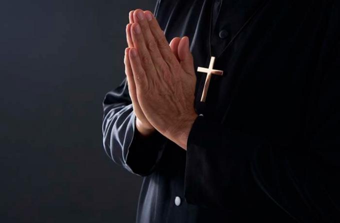 I demoni si avvicinano in preghiera, la confessione e la comunione (fonte foto: shutterstock.com)