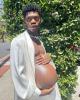 Il rapper Lil Nas X ha organizzato un servizio fotografico incinta