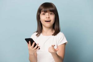 Un bambino vuole un iPhone: cosa fare: 10 pro e contro