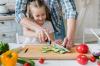 Piccolo aiutante: come insegnare a un bambino a dimenarsi con noncuranza con un coltello da cucina