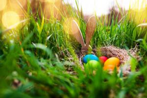 Come spiegare a tuo figlio il significato del coniglietto pasquale e delle uova colorate