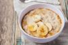 Cosa cucinare per colazione per un bambino: porridge di mais con topping di banana (ricetta)