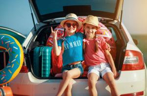 Viaggiare con i bambini in macchina: cosa devi portare in viaggio