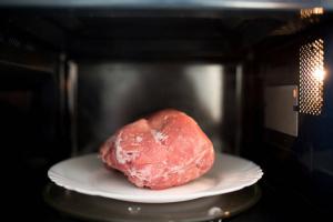 Perché non puoi scongelare la carne nel microonde