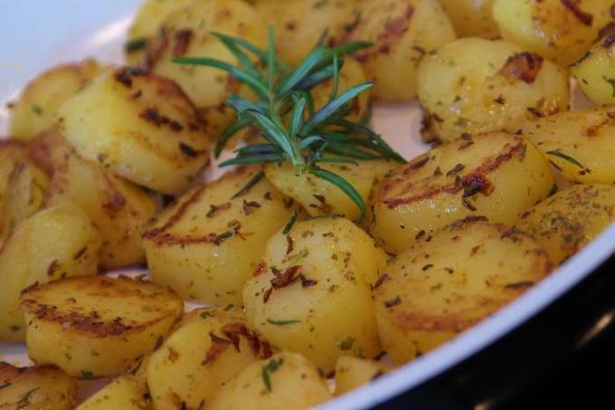 Patate reali con aglio ed erbe: una ricetta che vi conquisterà