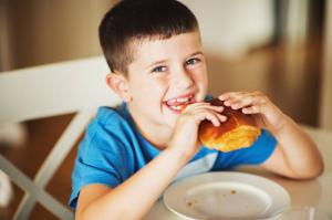 Top 3 prima colazione che non dovrebbe essere somministrato ai bambini