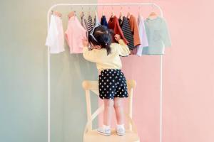 8 modi efficaci per insegnare ad un bambino a vestirsi