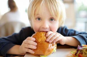 Niente salsicce e salsicce: il cibo nelle mense scolastiche è portato a una norma sana