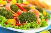 Cosa cucinare a cena per gli scolari: insalata di broccoli con pancetta e mango