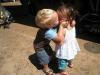 Ah, questo amore: 10 foto divertenti di bambini innamorati