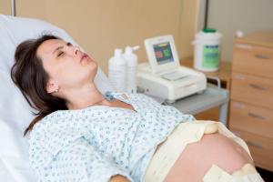 I 10 modi per ridurre il dolore durante il parto con l'aiuto di digitopressione cinese