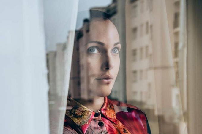 Meryem Uzerli ha recitato in un lussuoso servizio fotografico a 9 mesi di gravidanza