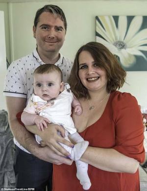 La donna britannica sterile ha scoperto la sua gravidanza e ha partorito lo stesso giorno