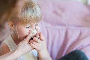 La stagione dei raffreddori: come aiutare il vostro bambino con mal di gola