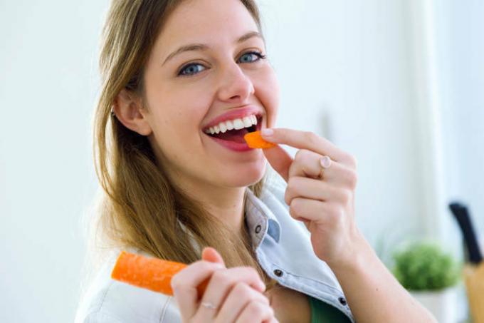 Gli scienziati hanno nominato le categorie di persone che non possono mangiare costantemente le carote